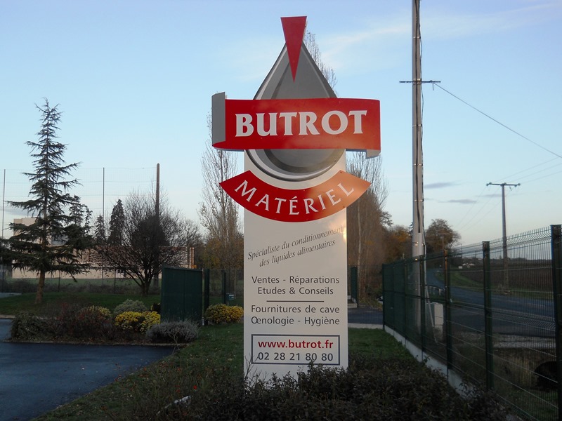 Totem avec découpe à la forme